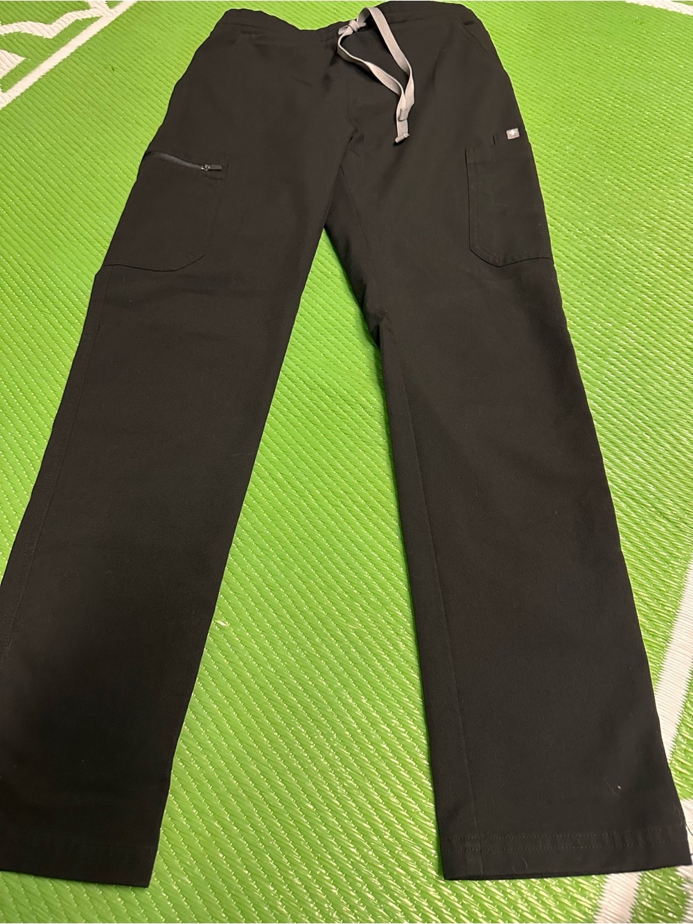 FIGS Men's Black Straight-Leg Jogger Scrub Pants with Utility Pockets